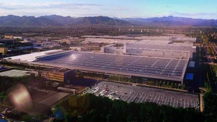 全新EQE開(kāi)啟奔馳電動(dòng)新紀(jì)元，百年豪華品牌如何突破科技次元壁？